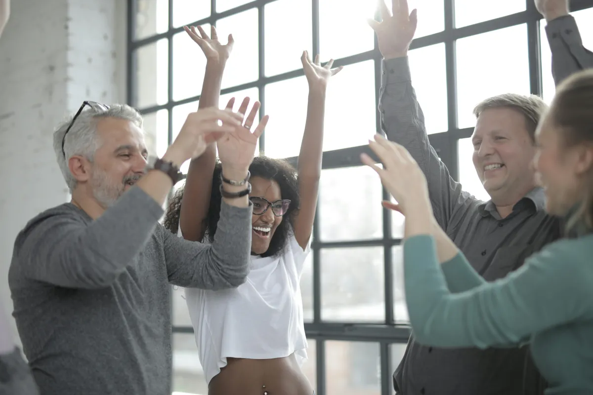 Menschen arbeiten gemeinsam